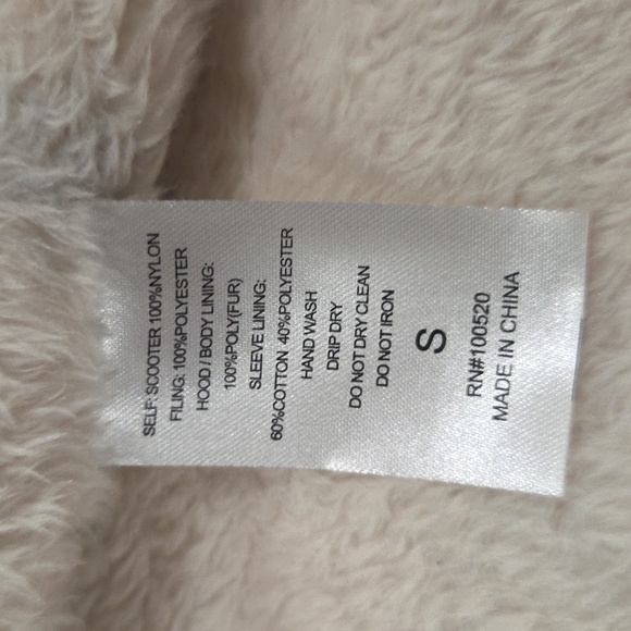 Disney MINNIE MOUSE Women's Red Puffer Jacket - Picture 8 of 8